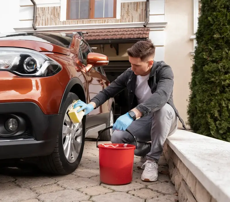 Lavage auto à domicile Assier : professionnel intervenant sur un véhicule